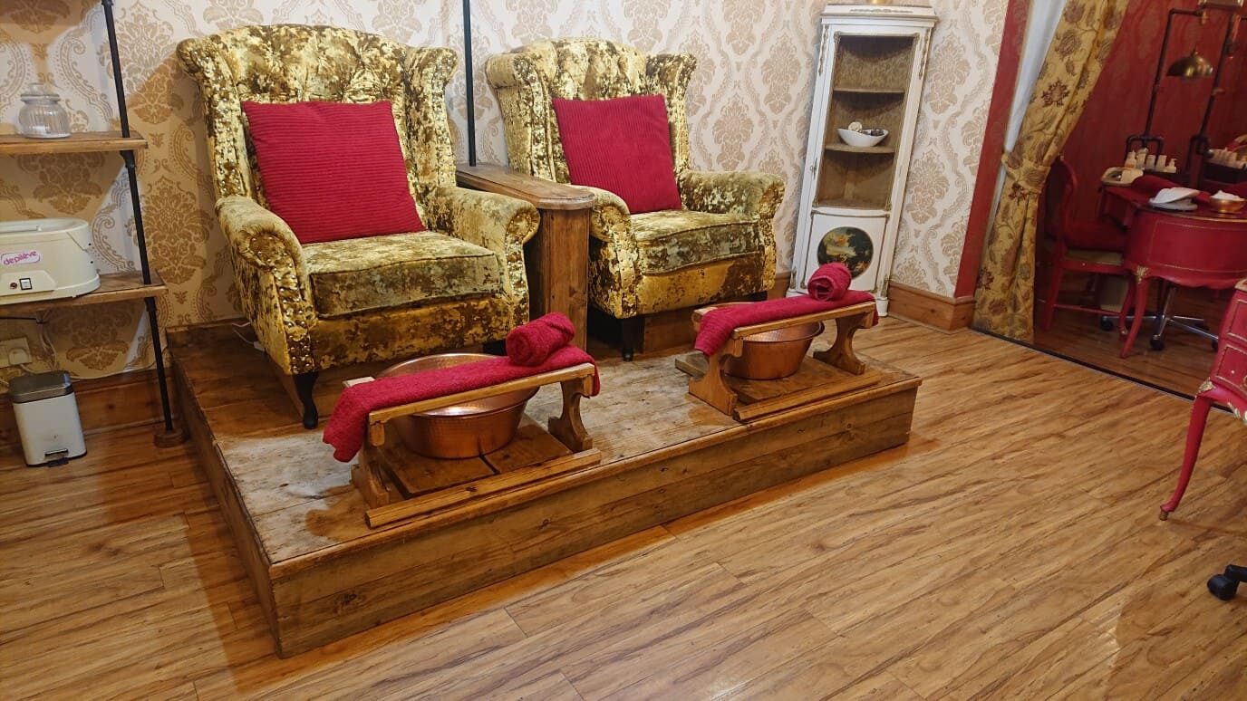 Beauty consultation at Gilded Dreams salon